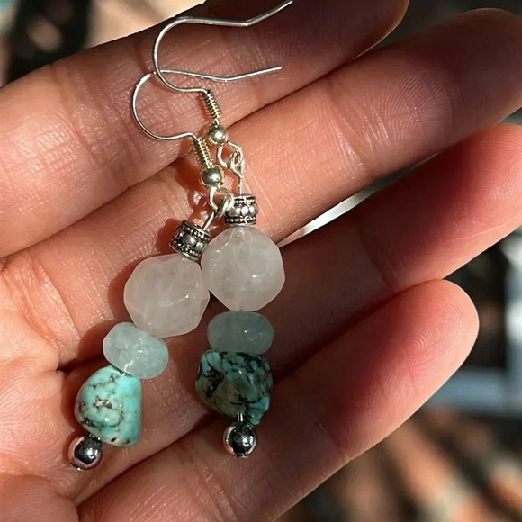 🩷🩵 ✨Handmade rose quartz + dyed howlite + blue quartzite dangle earrings… - Picture 4 of 7